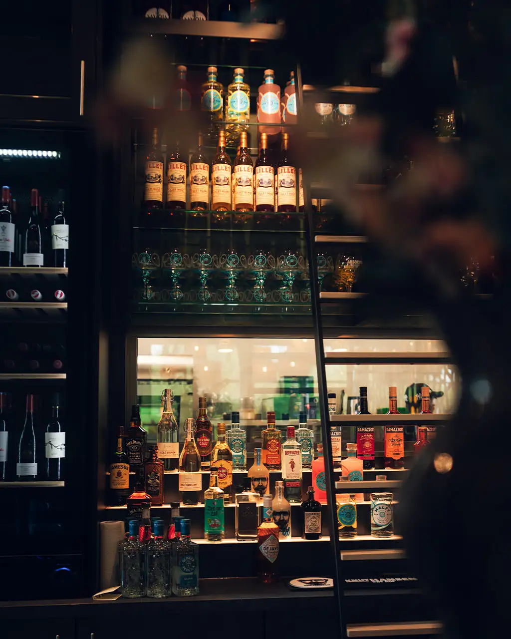 Turmspringer springt in einem Cocktail hinein